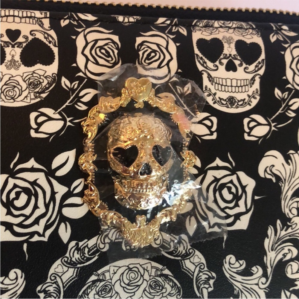 Betsey Johnson Zia Skull Wallet - Picture 2 of 6